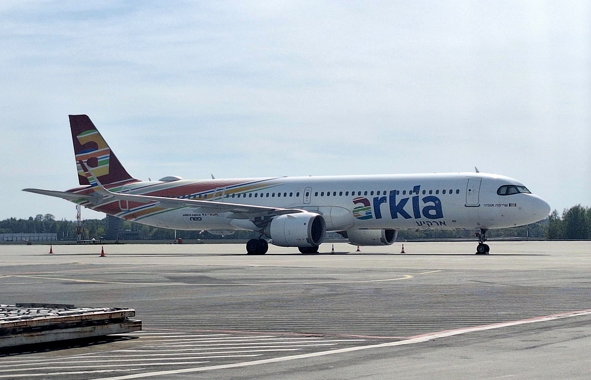 מטוס איירבוס A321neo של ארקיע חונה ברחבת נמל התעופה של לודז' בפולין, מאי 2026