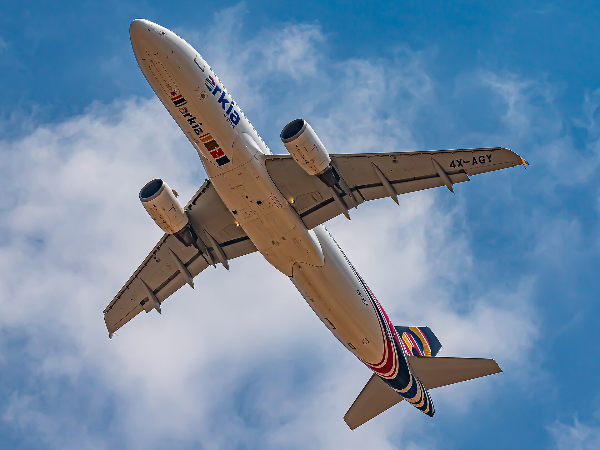 מטוס איירבוס A320 של ארקיע ממריא מנמל התעופה בן גוריון